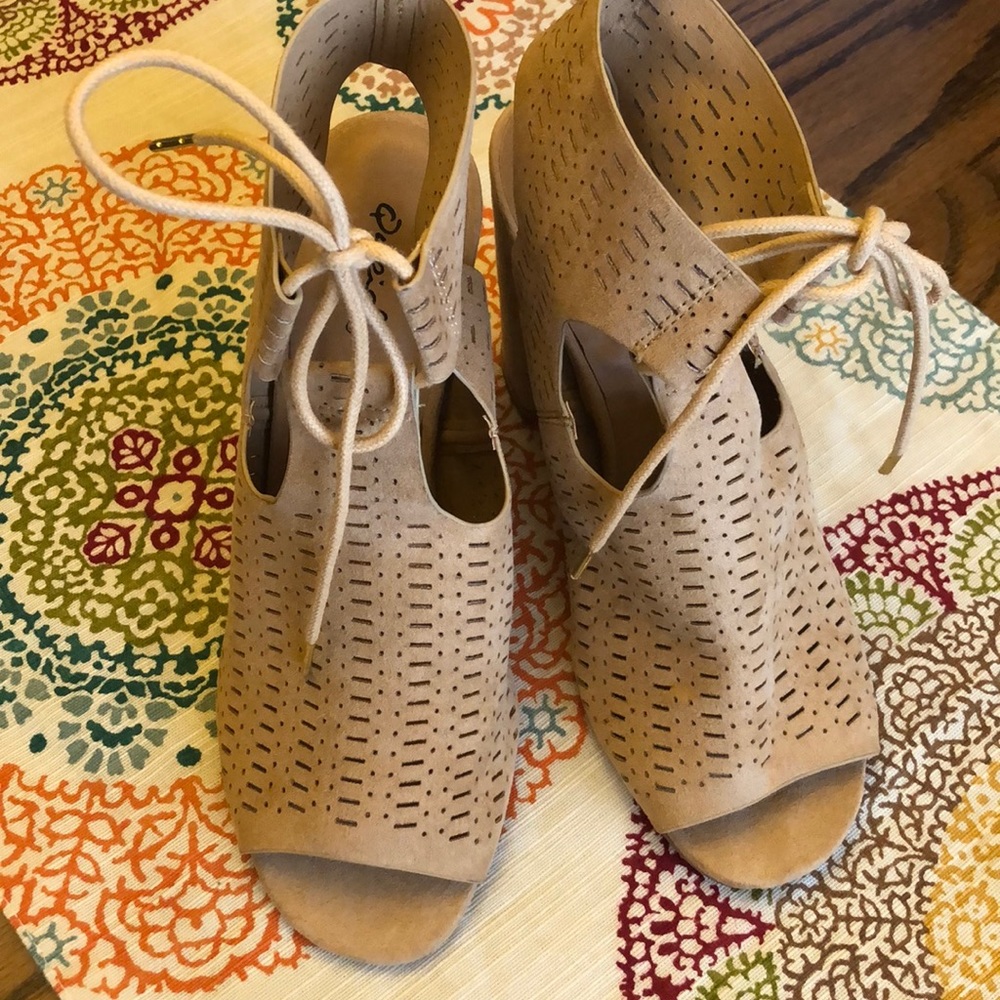 Sz 7 Qupid (Like New) tan summer shoes